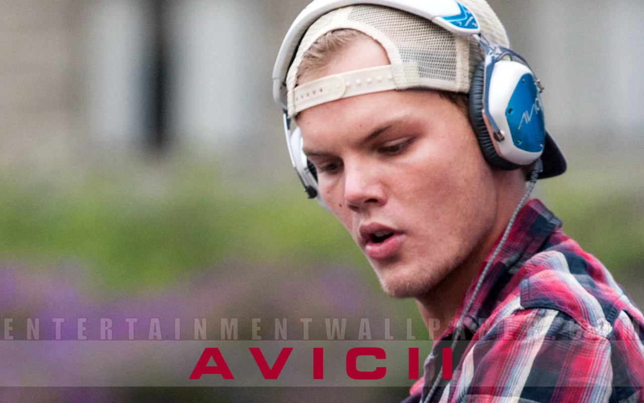 Avicii в наушниках