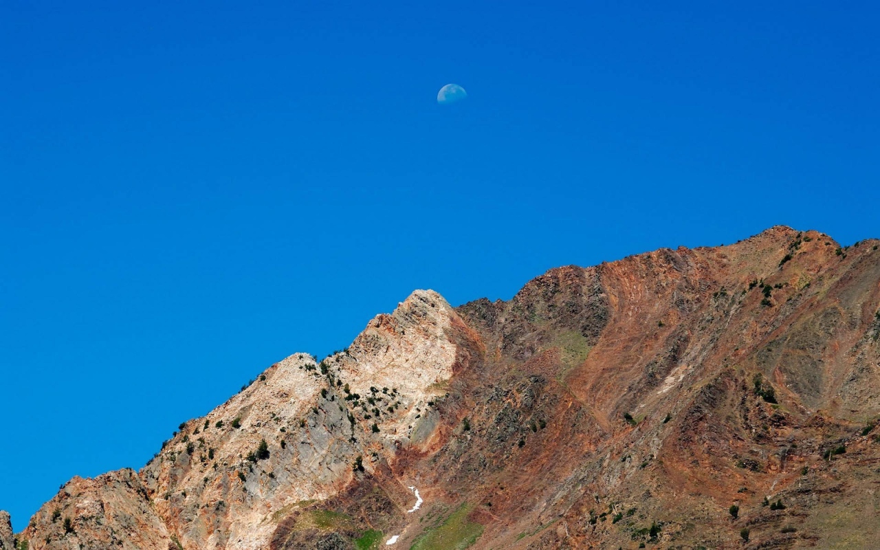 Луна над горами