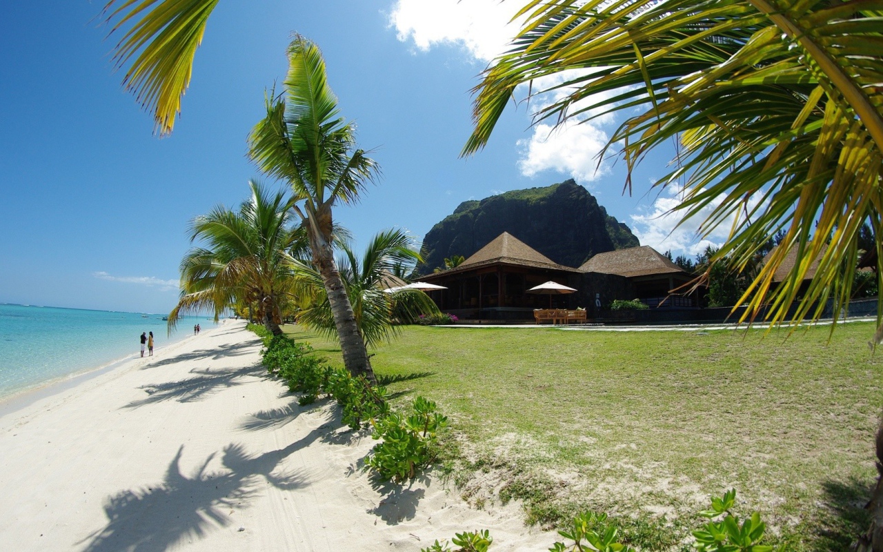 Отдых на пляже у моря