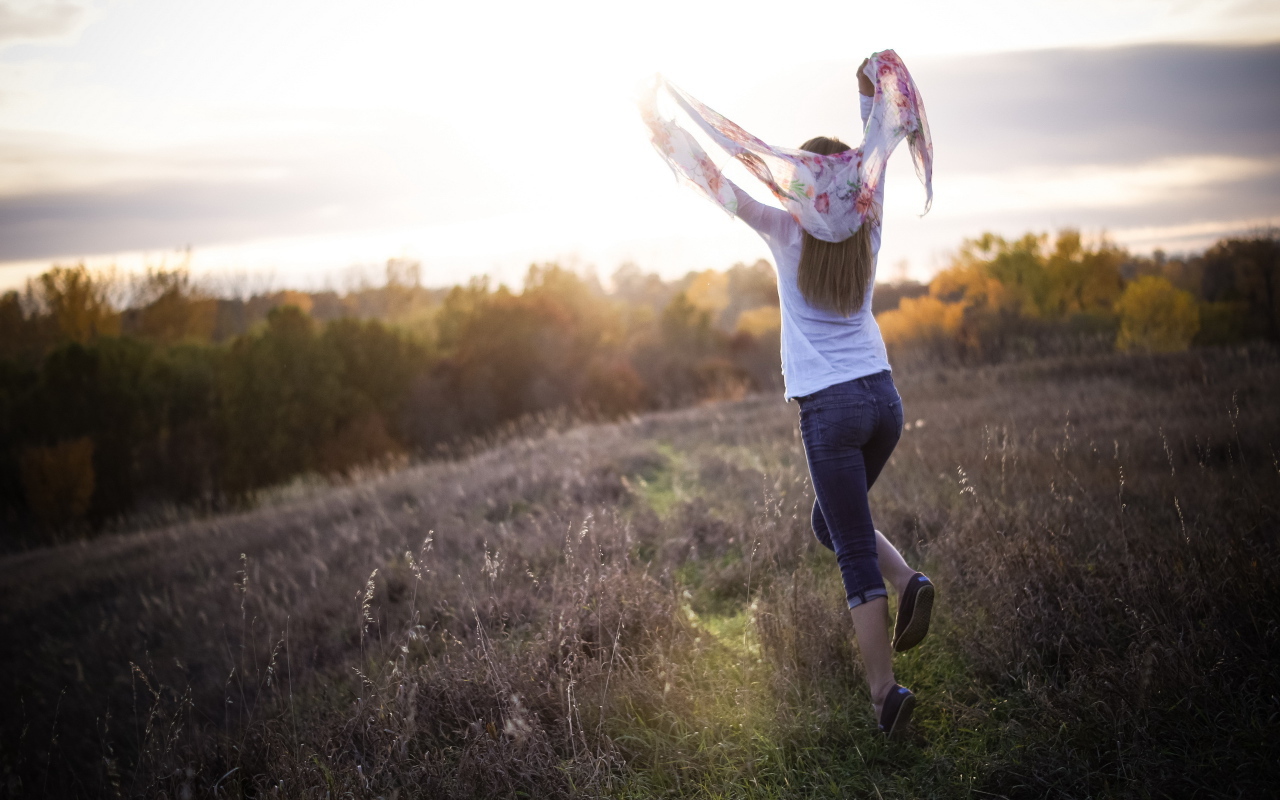 Девушка с платком бежит по полю