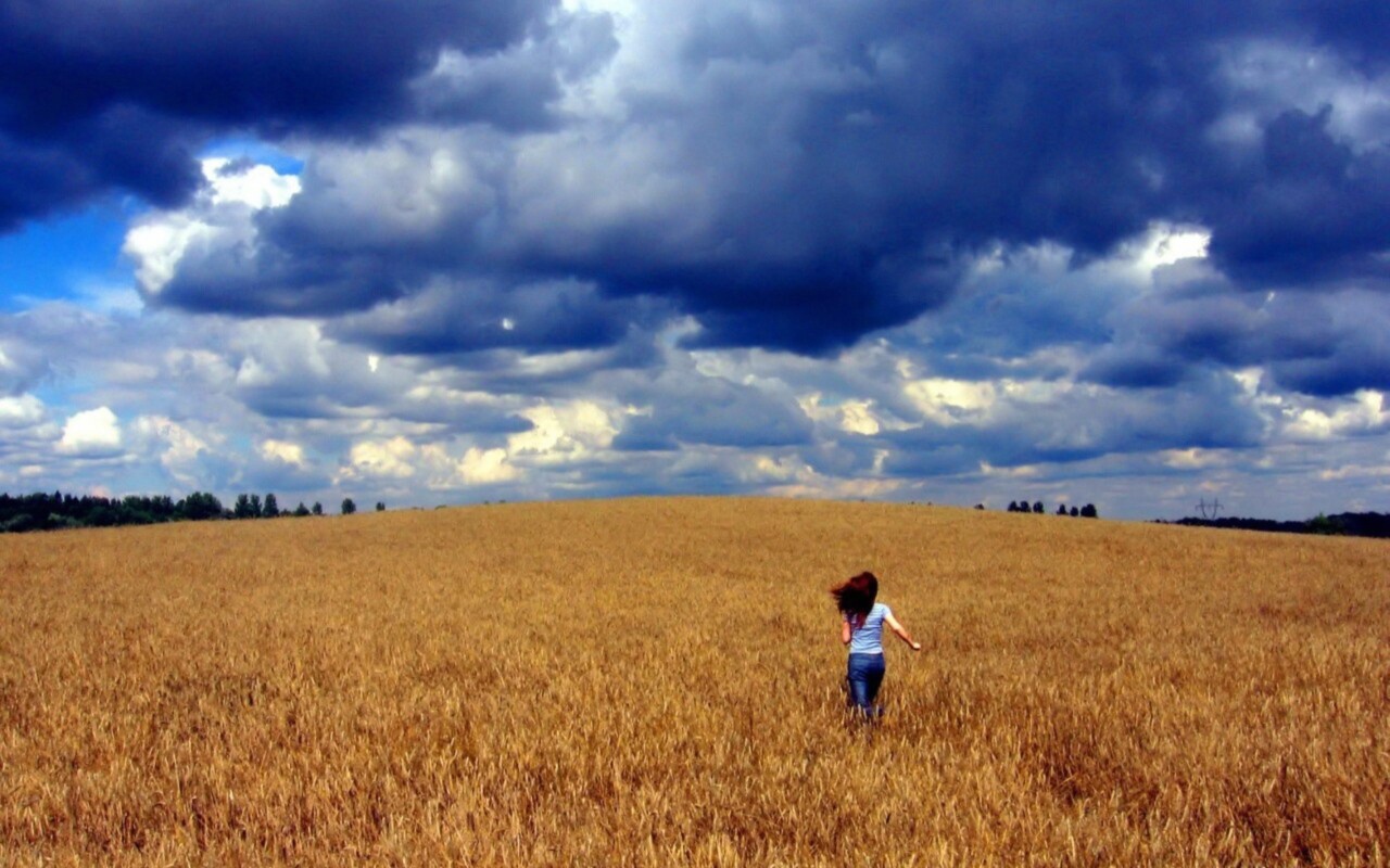 Девушка бежит по полю