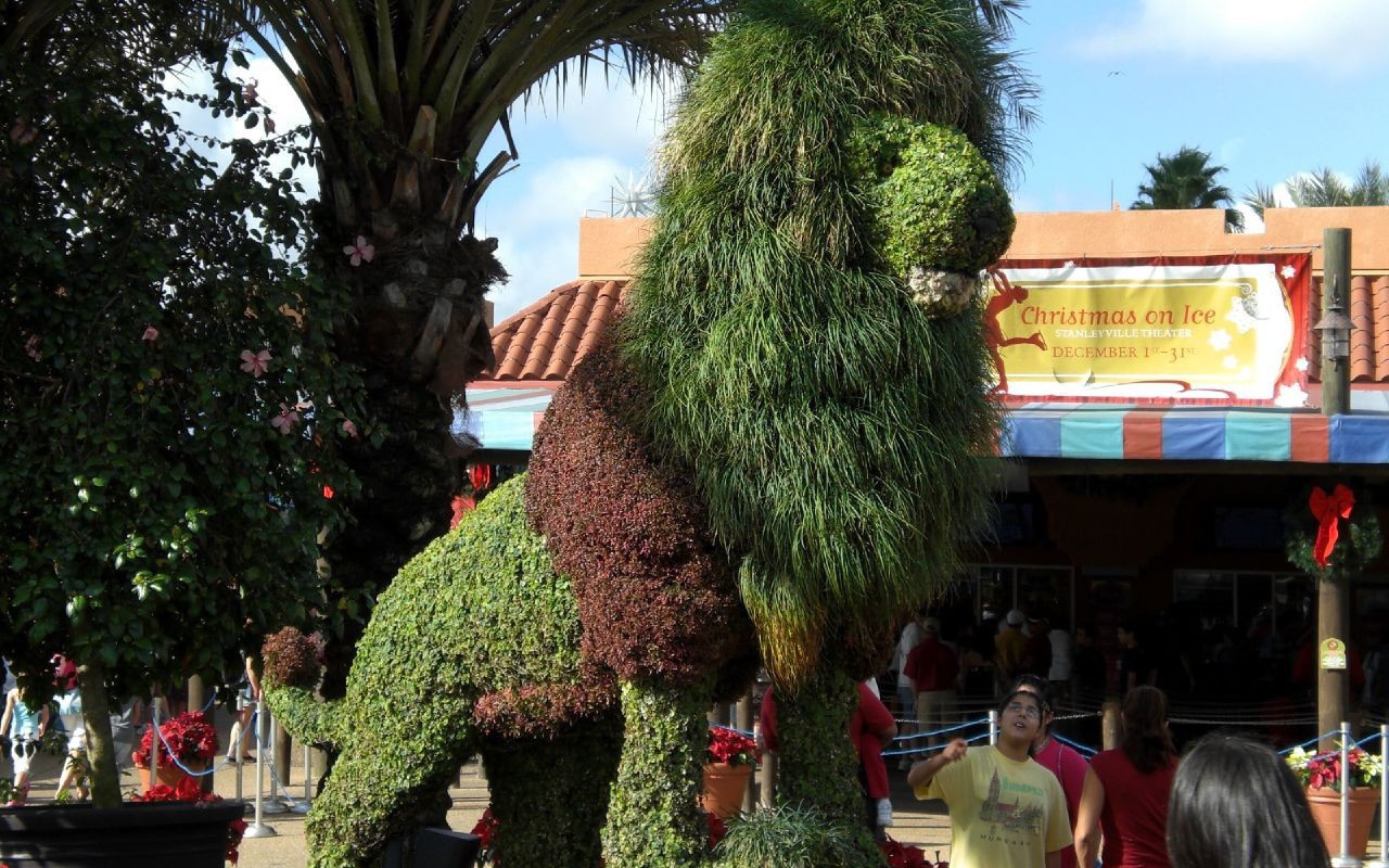 Собака из растений