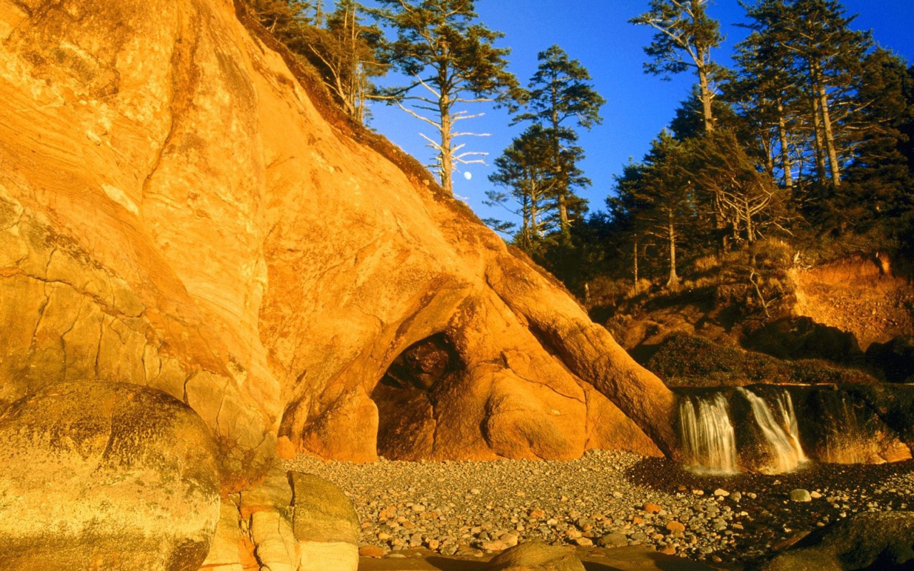 Скала с пещерой