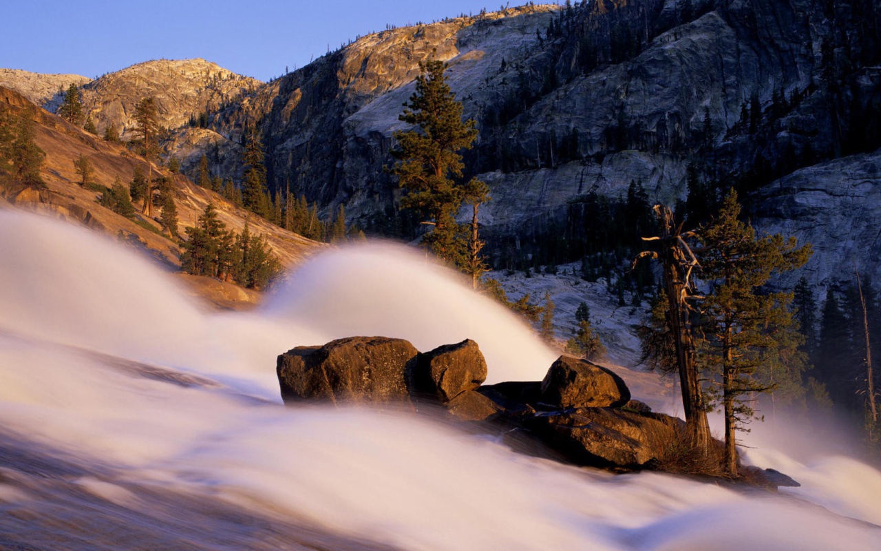 Снежная лавина в горах