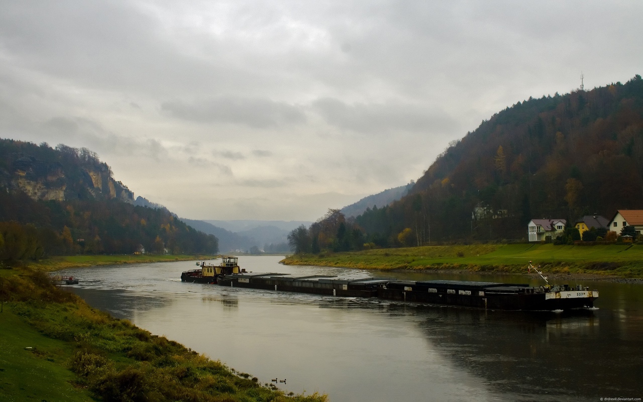 Баржа на реке