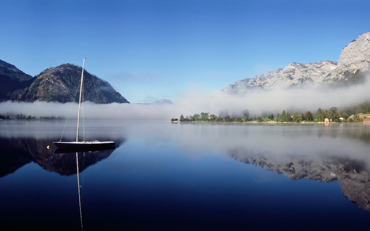Голубое озеро с лодкой