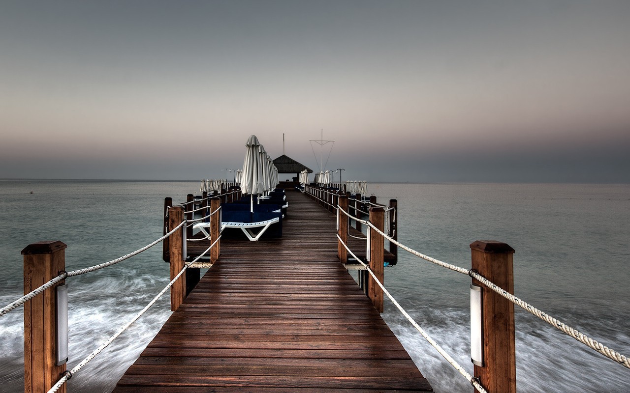 Деревянный мостик в море для отдыха