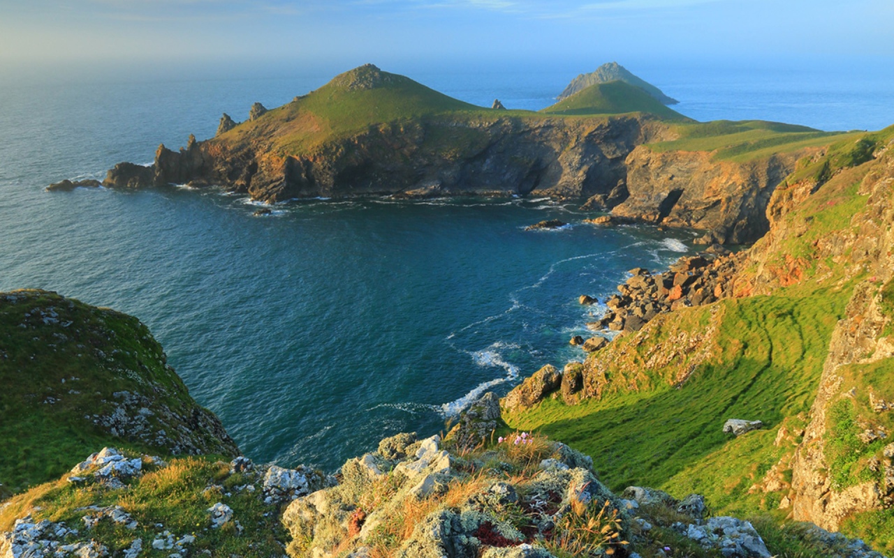 Зеленый мыс и туманная даль моря