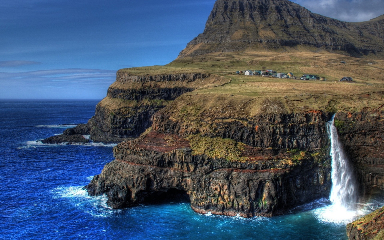 Деревня на крутом берегу моря