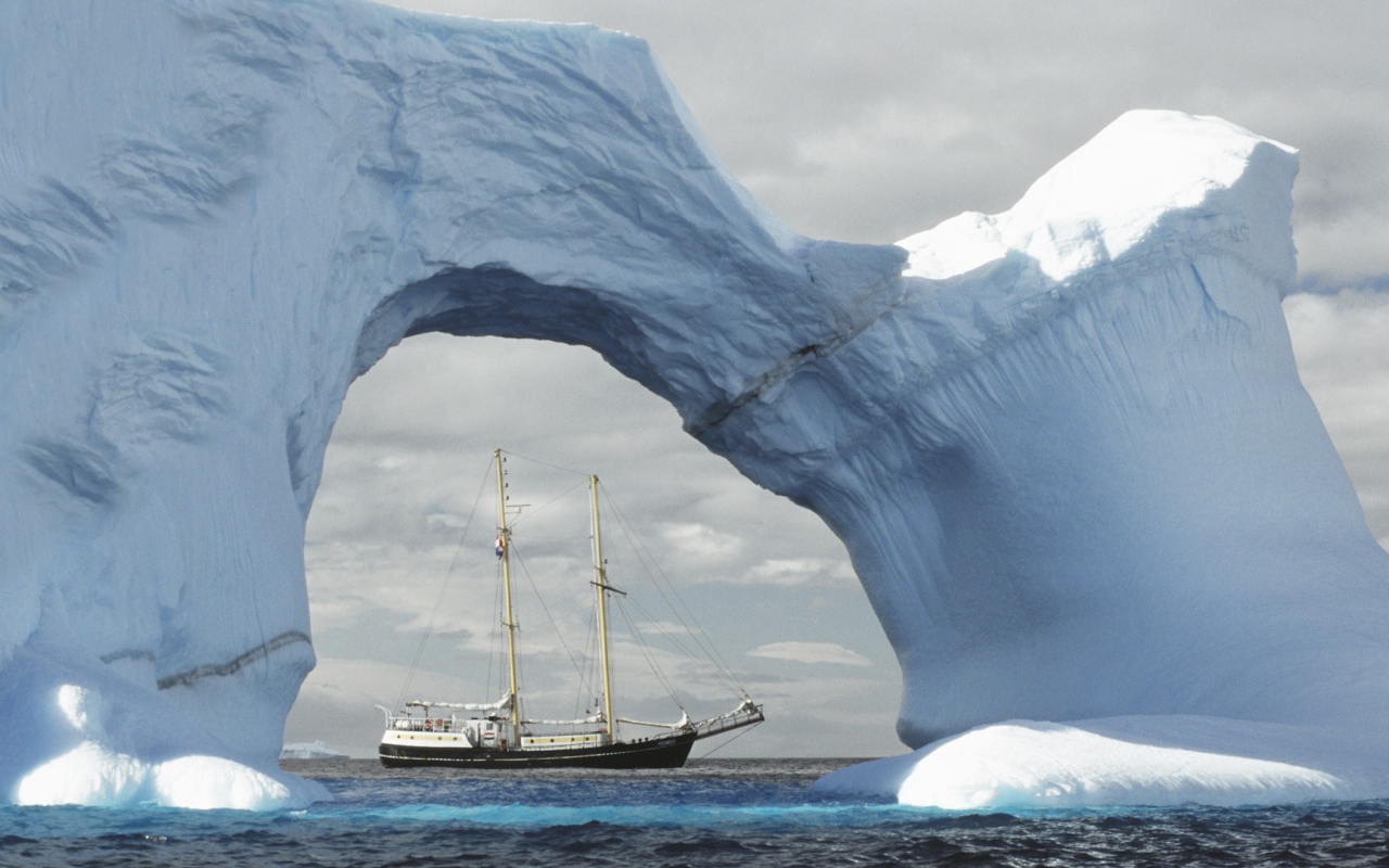 Корабль в Антарктиде