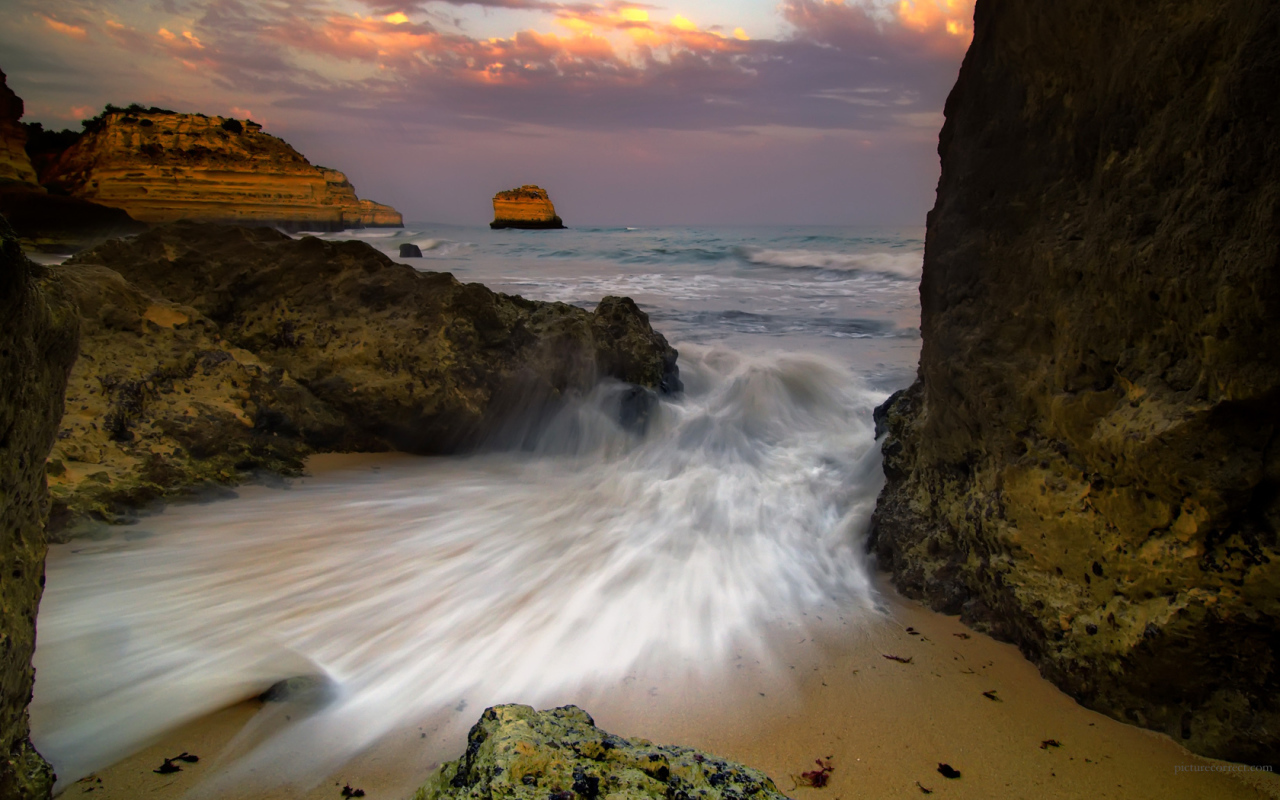 Брызги волны на песке