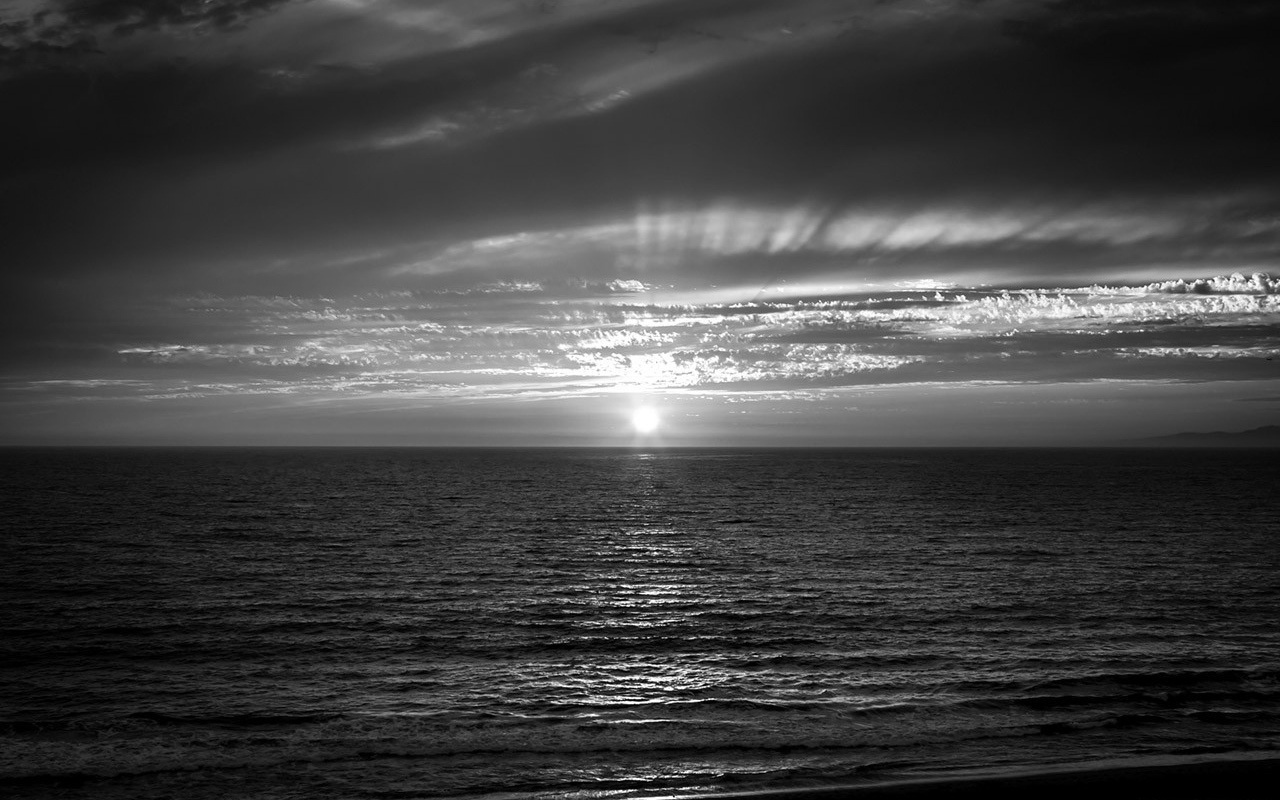 Черно-белый снимок заката