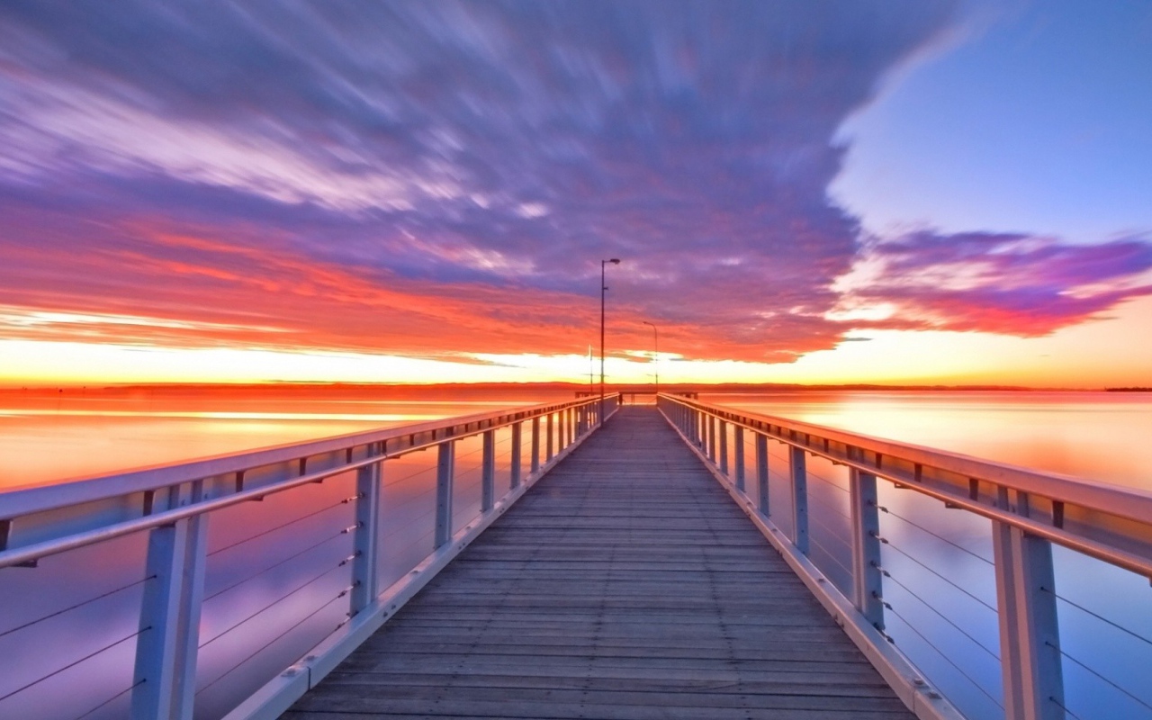 Закат над причалом