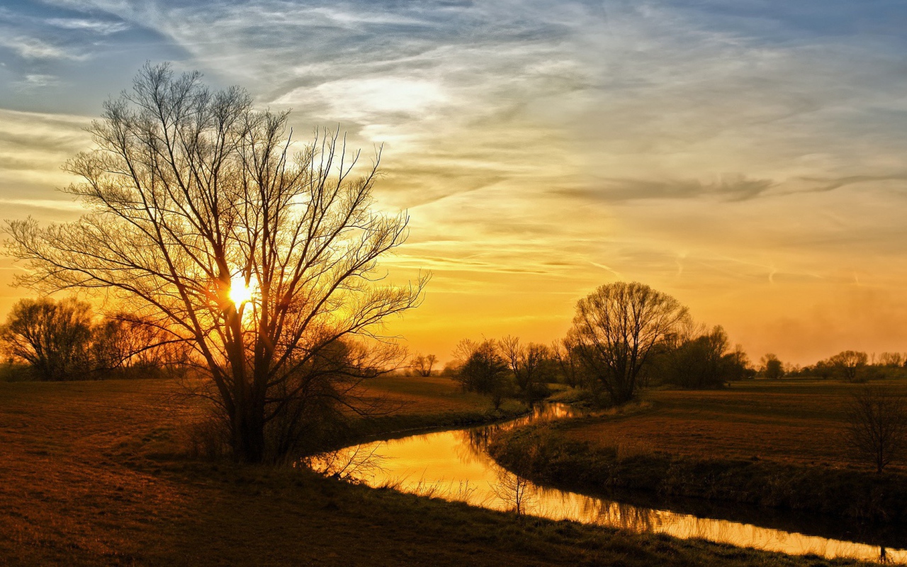 Закат над полем и рекой