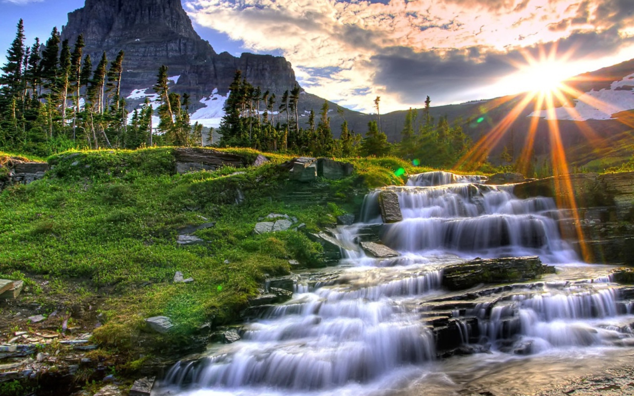 Закат у каскадного водопада