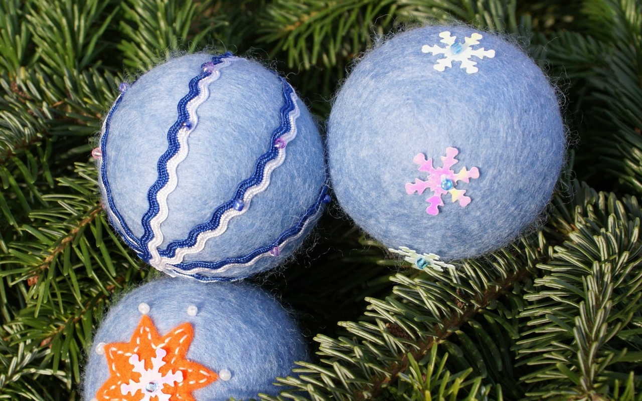 Christmas balls of wool