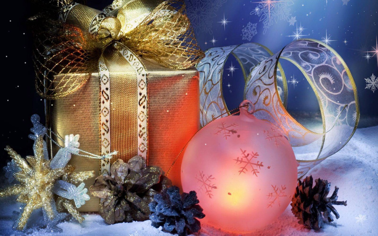 Праздничные украшения в Новый Год