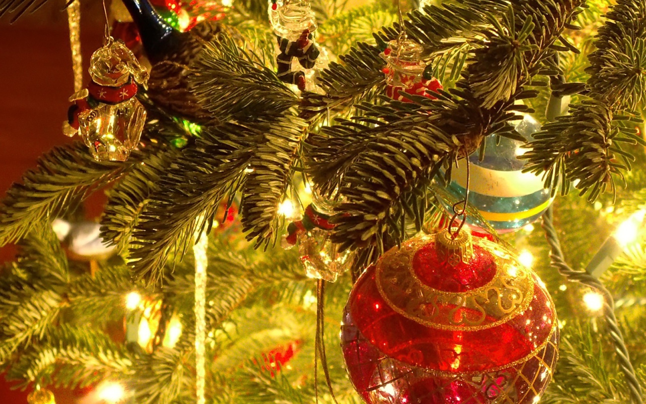 Пушистая елка на Новый 2014 Год лошади