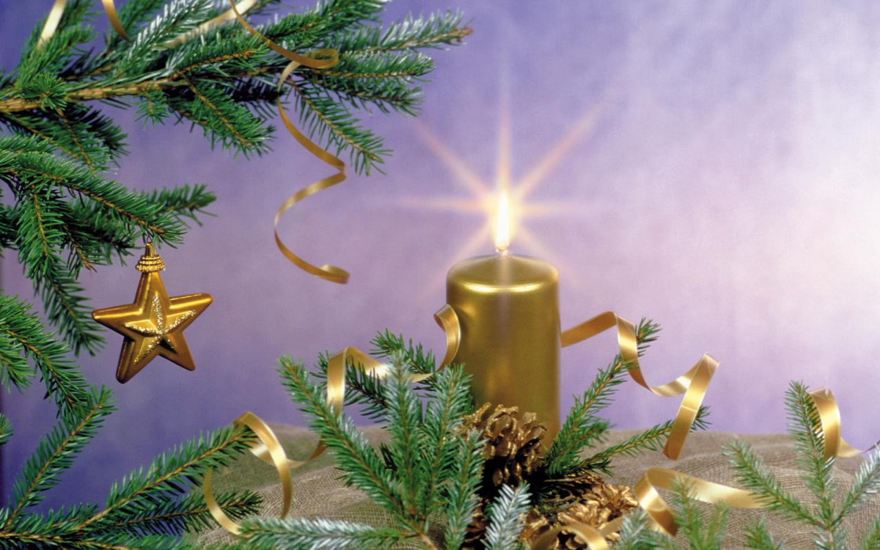 Праздничная свеча золотого цвета