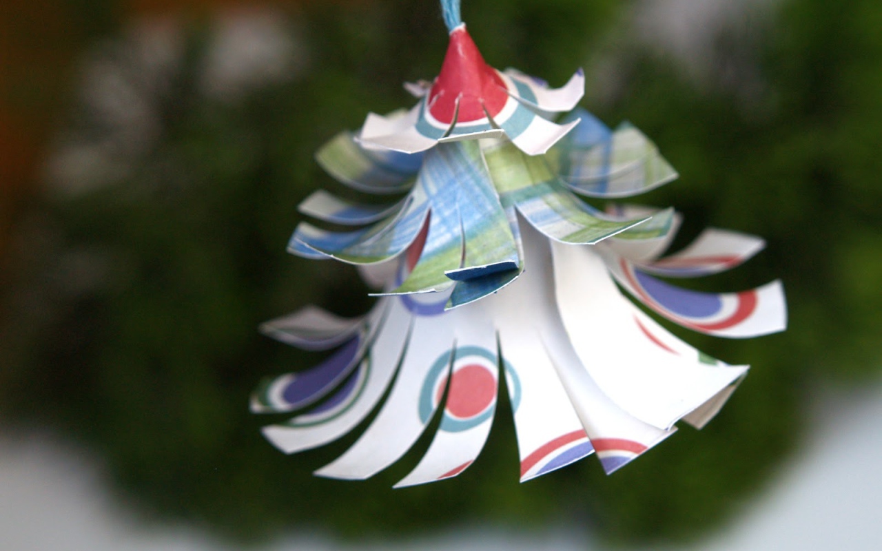 Маленькая Новогодняя елка из бумаги