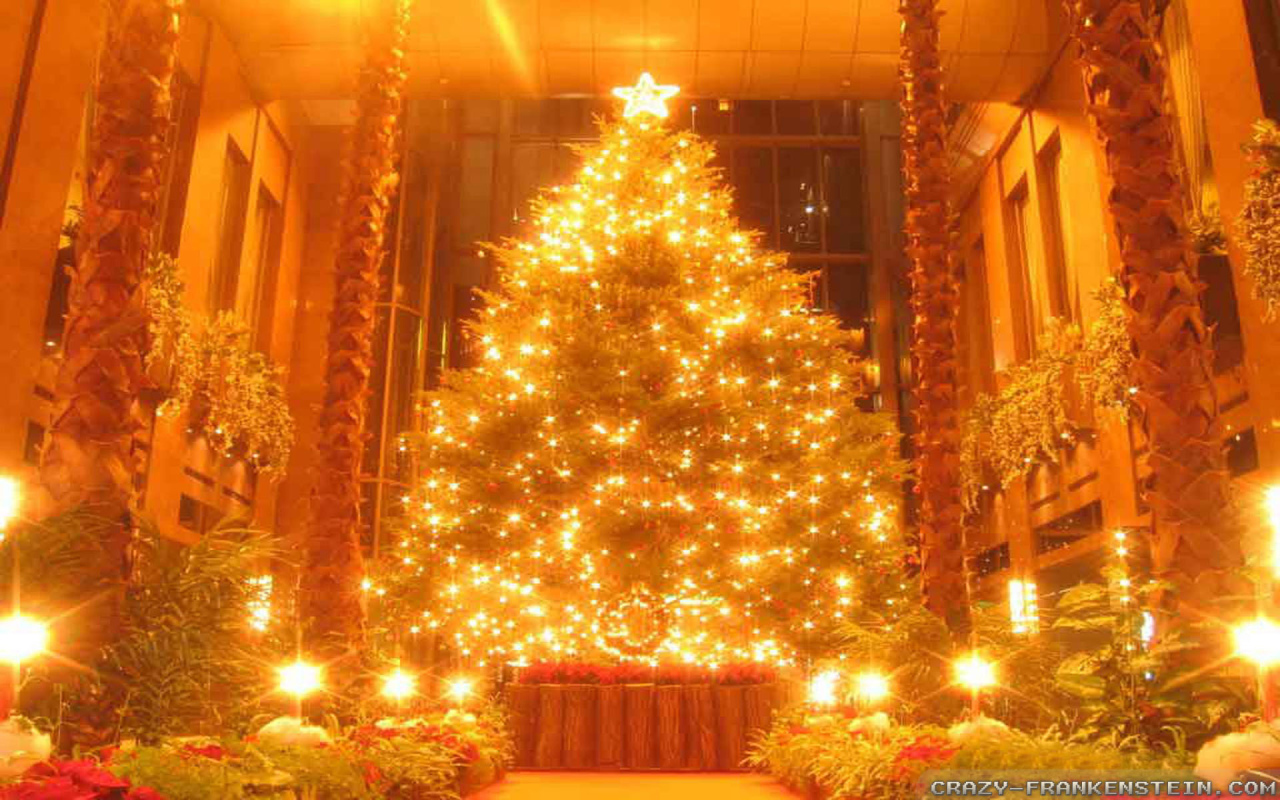 Новогодняя елка в поразительной картине