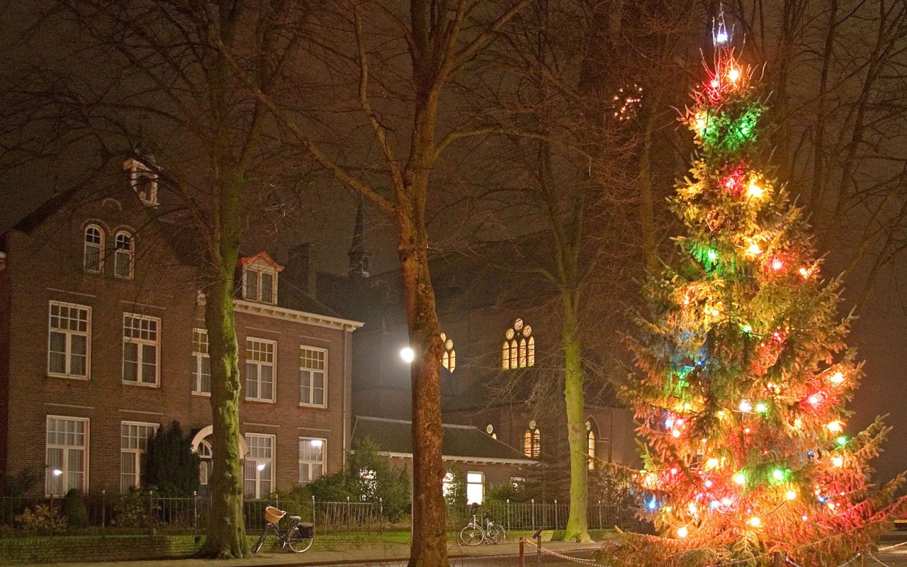 Простая но красивая новогодняя елка