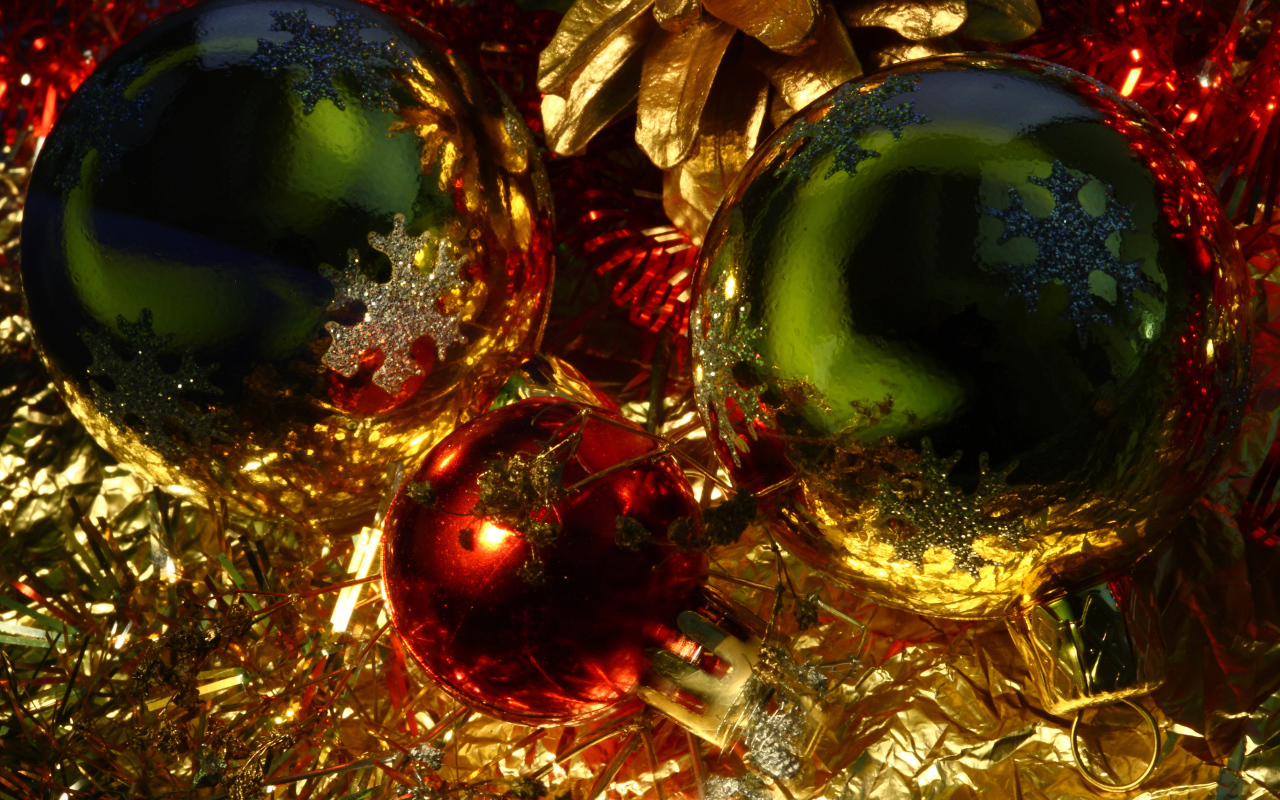Сияющие ёлочные игрушки