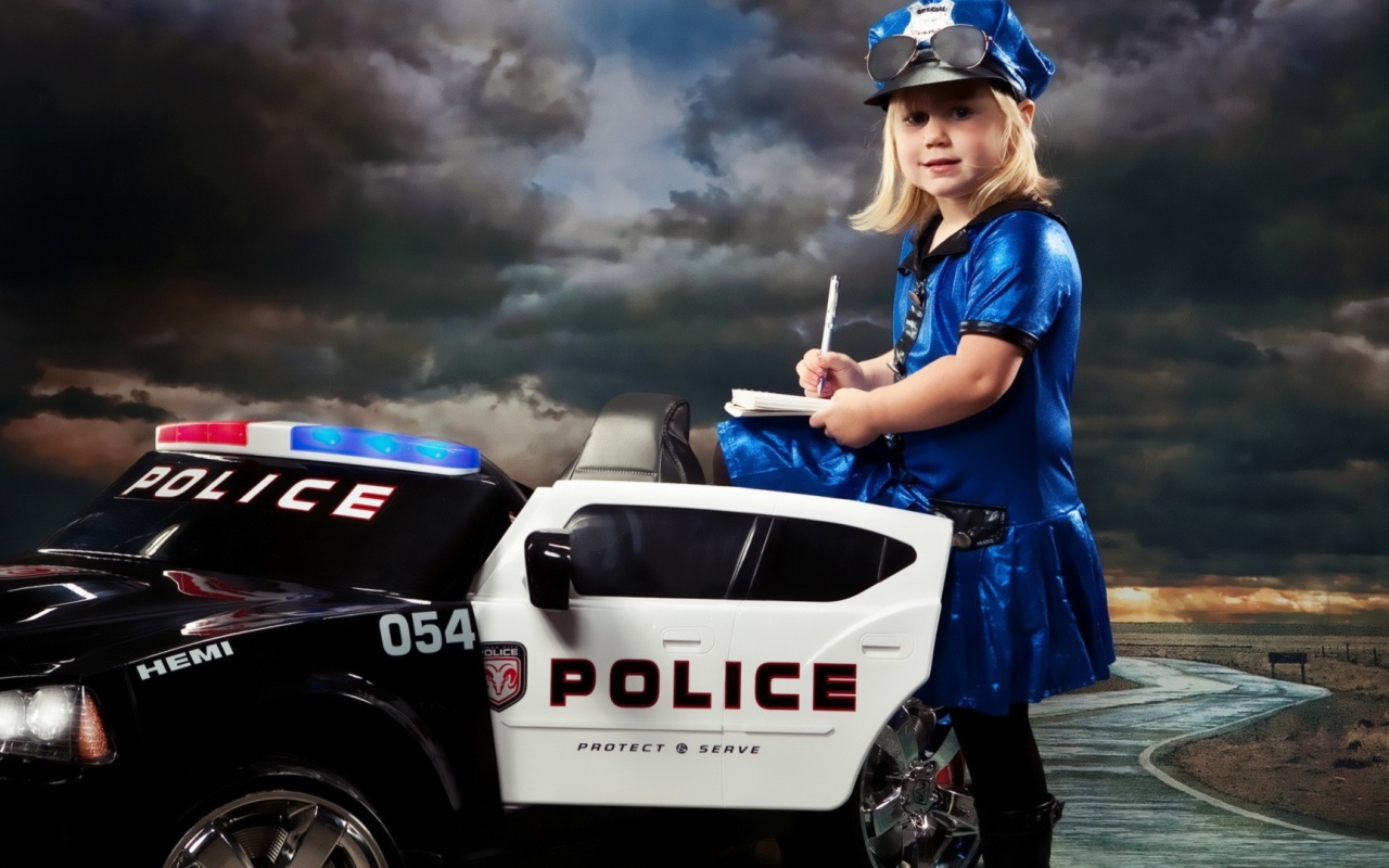 Девочка играет в полицию