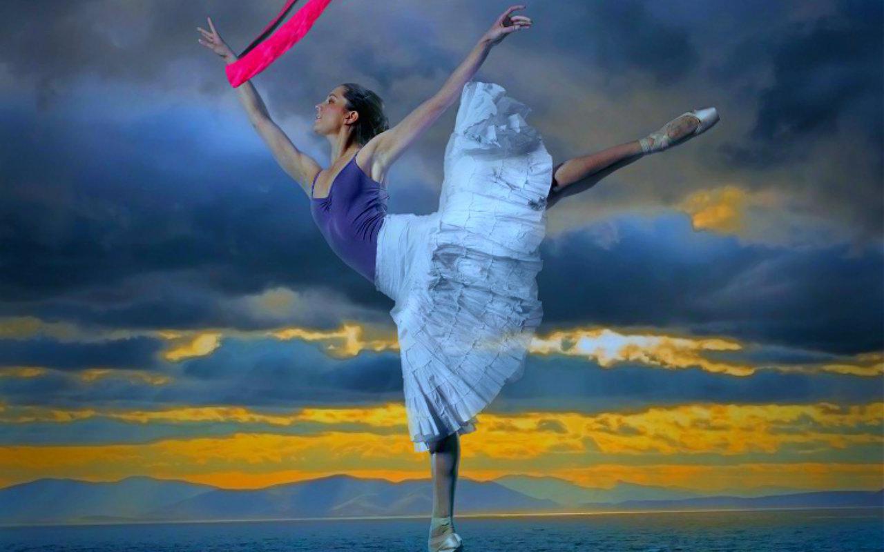 Молодая балерина на фоне моря