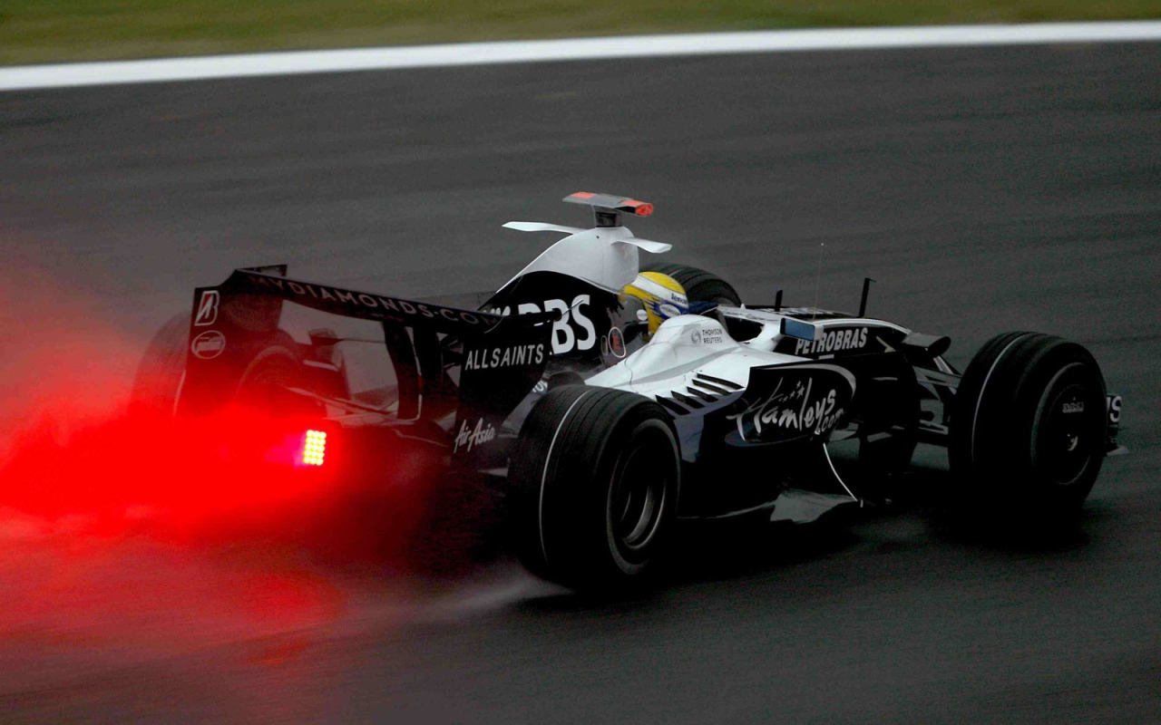 Формула один разгоняется