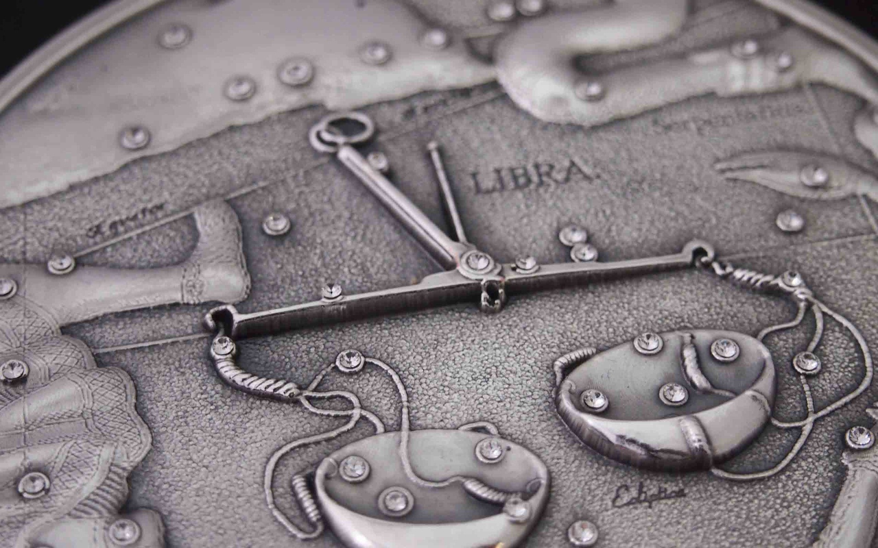 Весы на монете