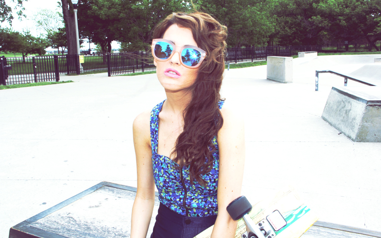 Девушка в очках и со скейтом, swag