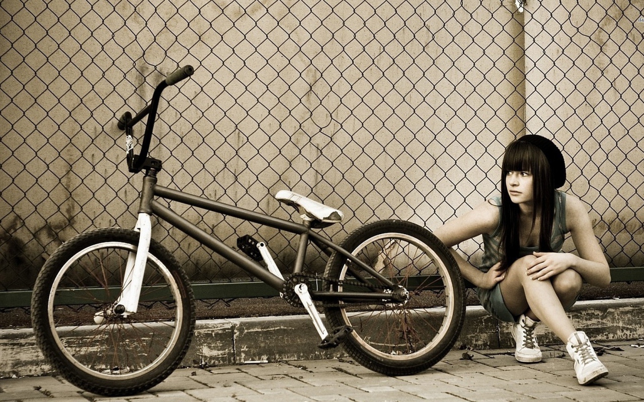 Спортивная девушка с велосипедом