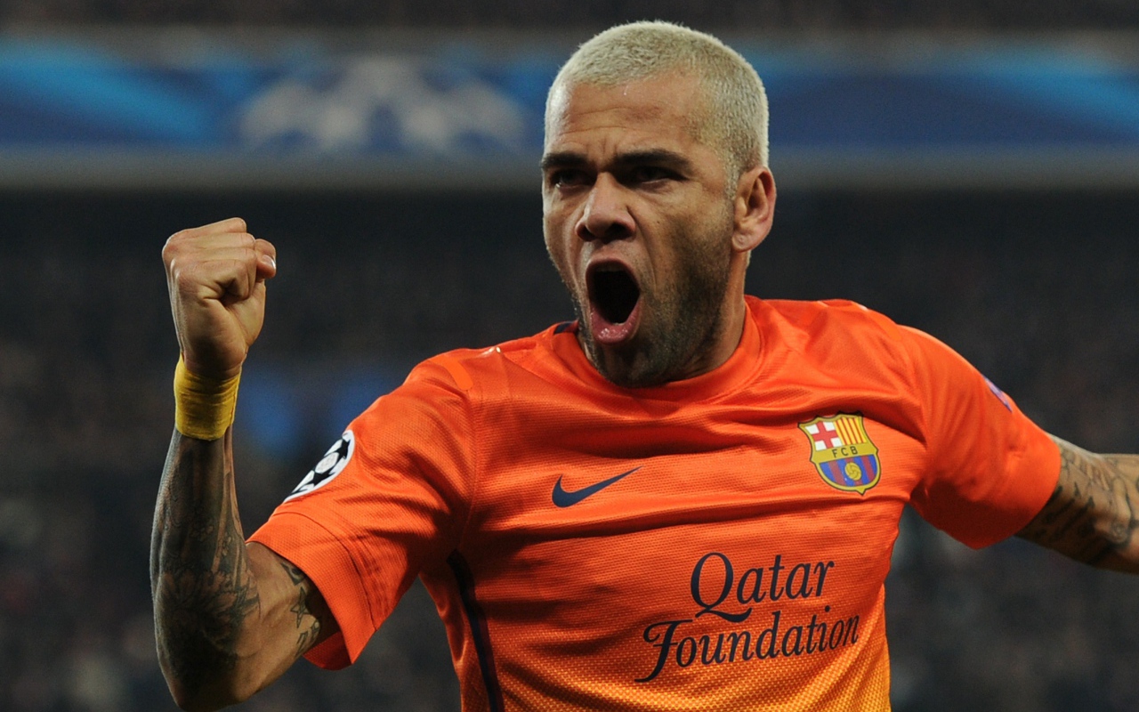 Барселона Даниэл Алвес в оранжевой футболке