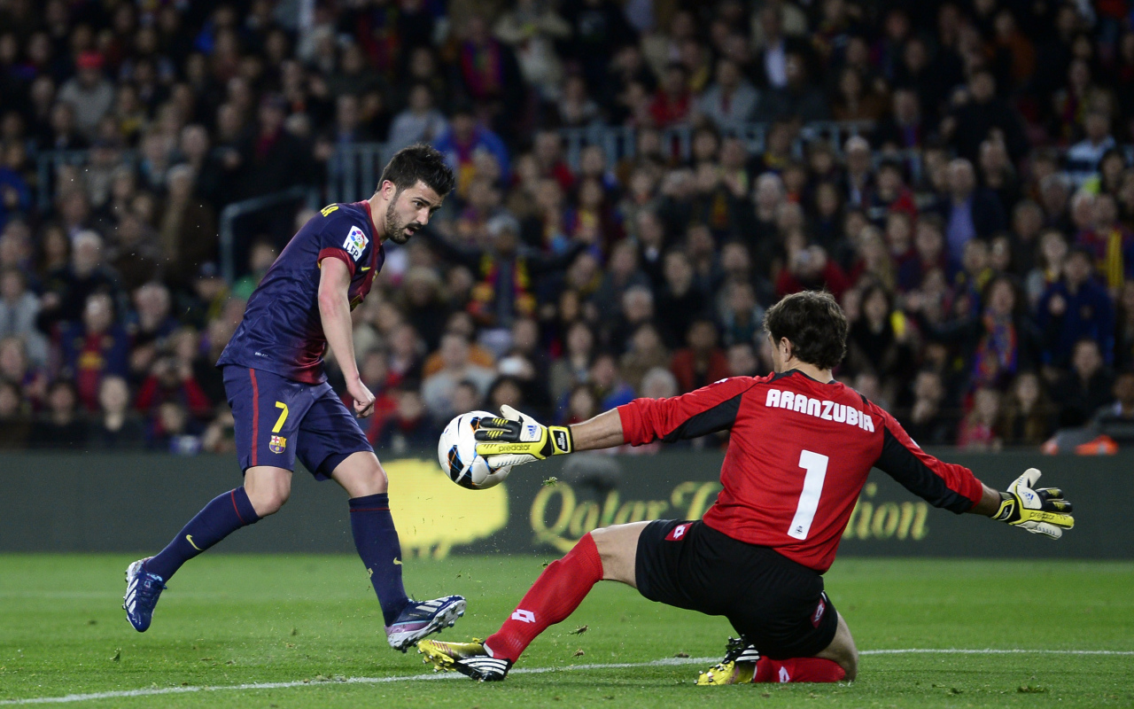 Барселона Франсеск Фабрегас направляет удар