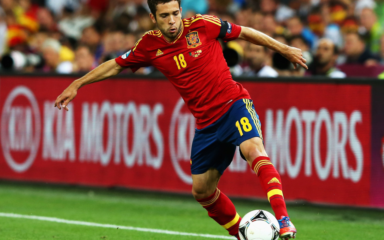 Барселона Хорди Альба передавая мяч