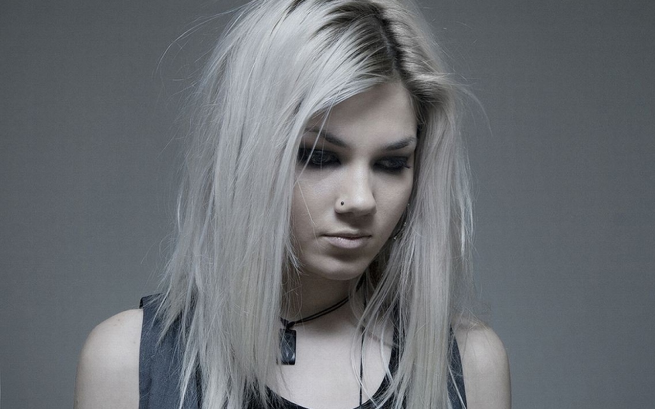 Девушка блондинка с пирсингом в носу