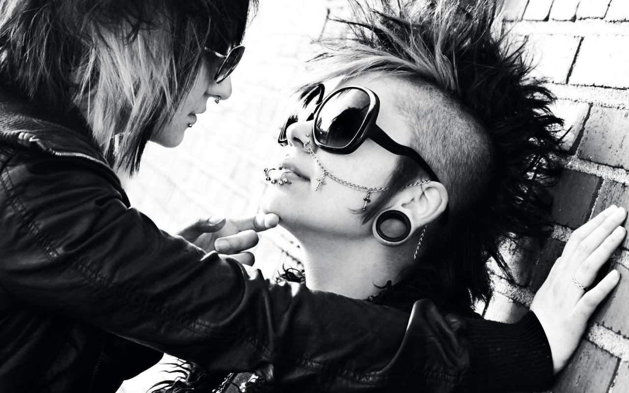 Девушки брюнетки с пирсингом в носу и губе