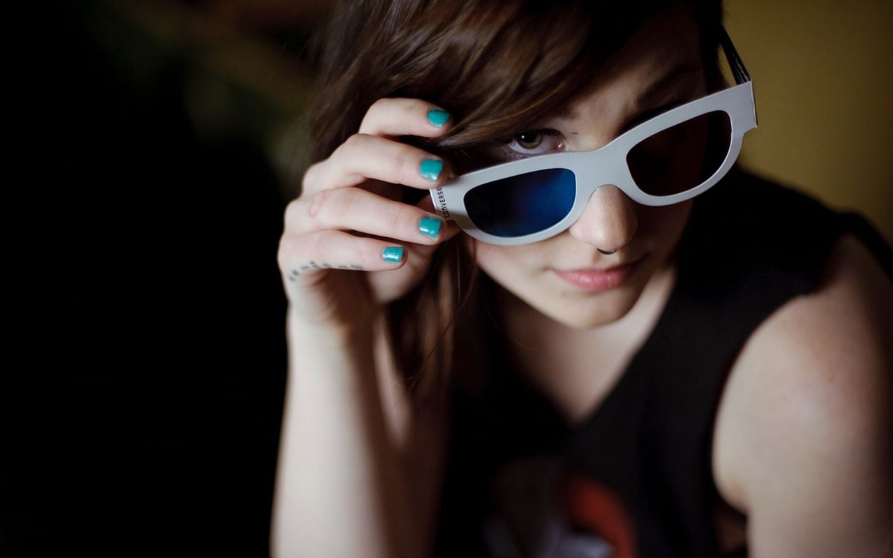 Девушка брюнетка в очках и с пирсингом в носу