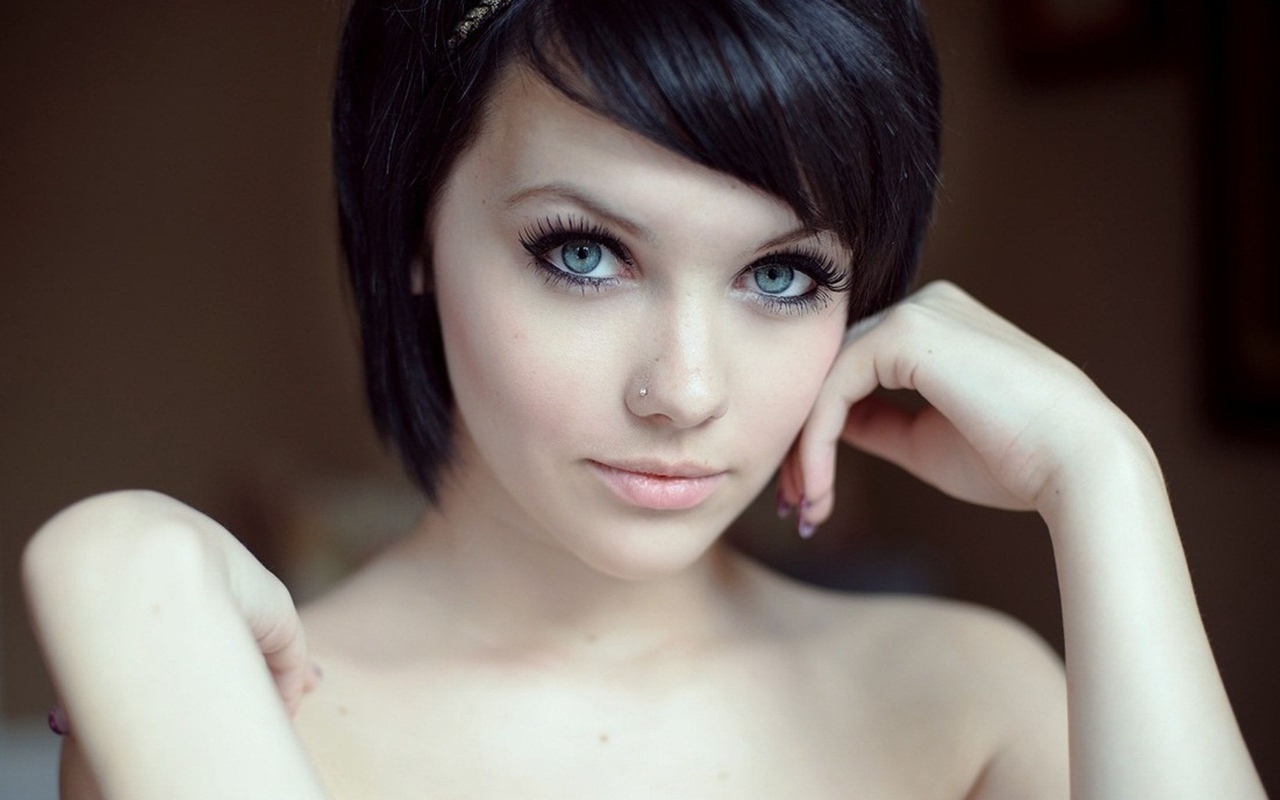 Девушка брюнетка с короткими волосами и пирсингом в носу