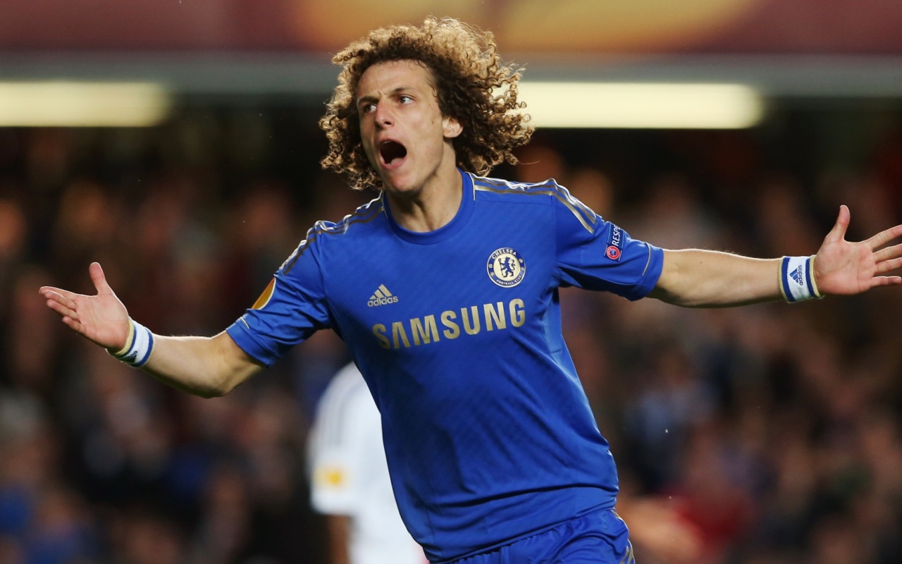 Челси Давид Луис на поле