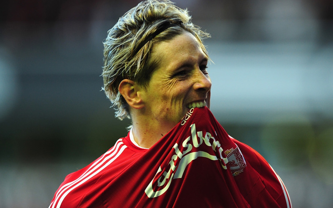 Челси Фернандо Торрес кусает его футболку