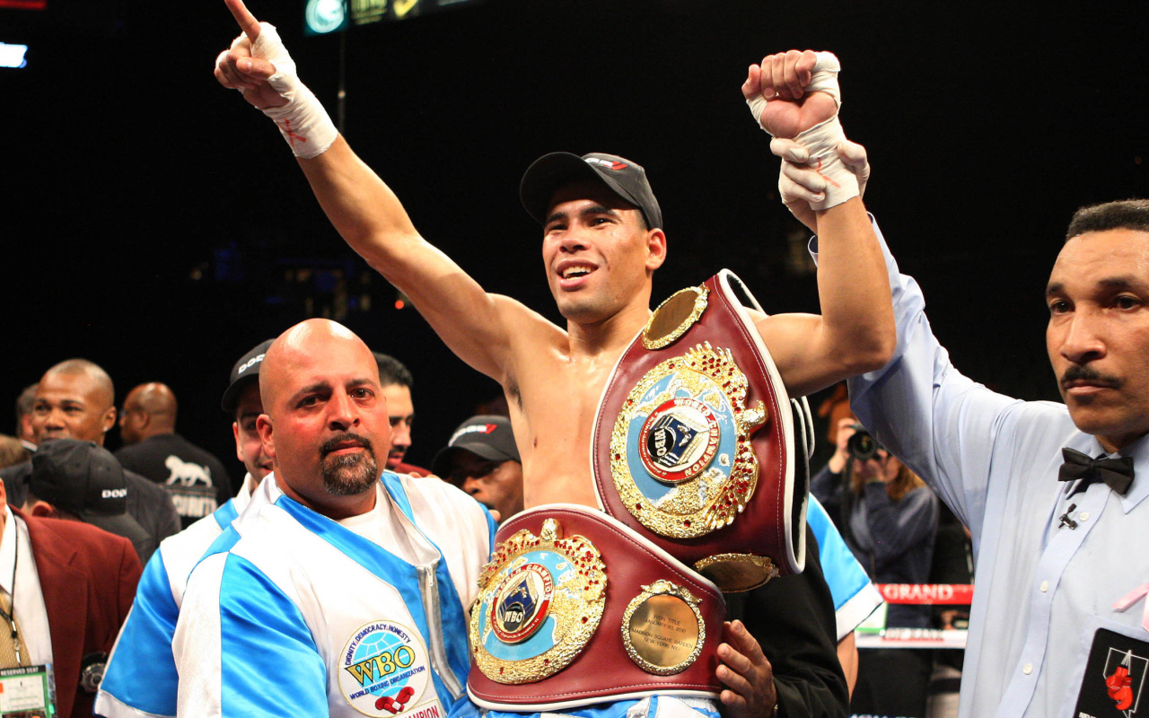 Известный боксер Феликс Тринидад и его пояса