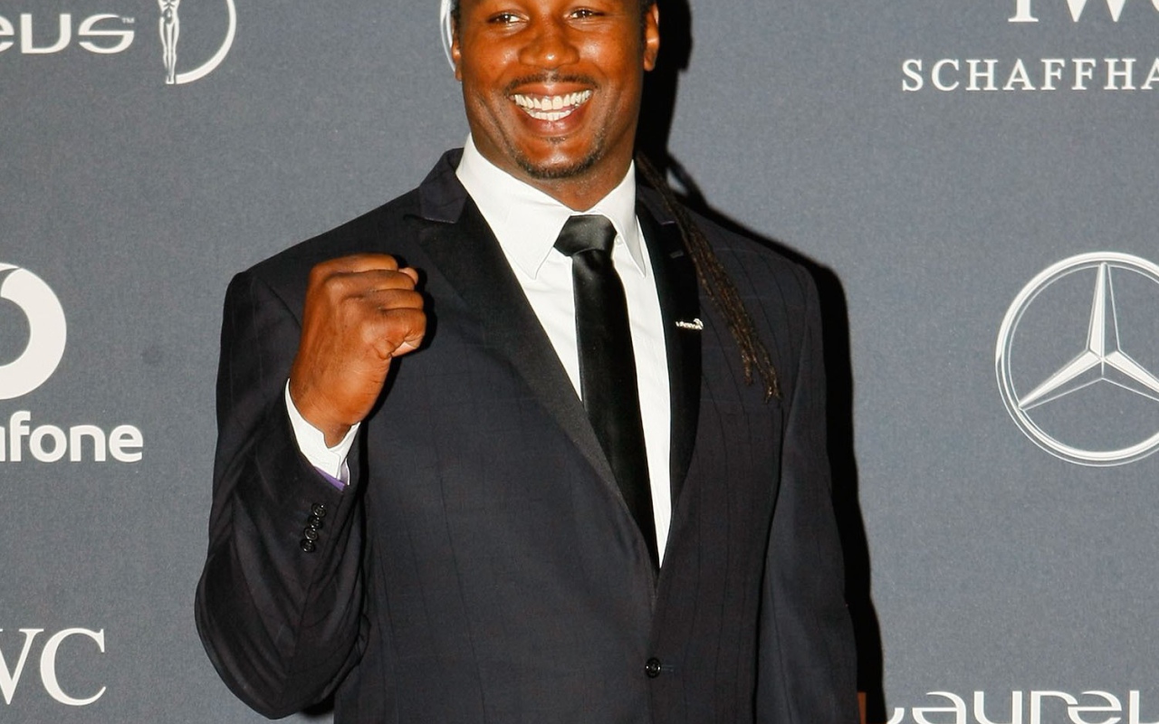 Известный боксер Леннокс Льюис в черном костюме