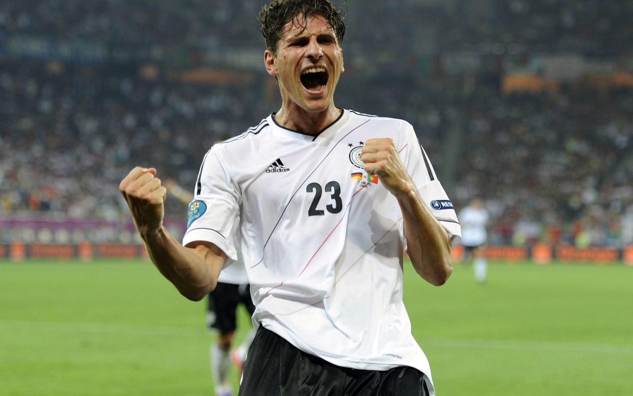 Фиорентина Марио Гомес стараясь забил гол