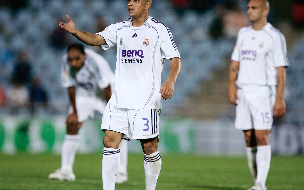 Футбольная легенда Роберто Карлос на поле в середине игры