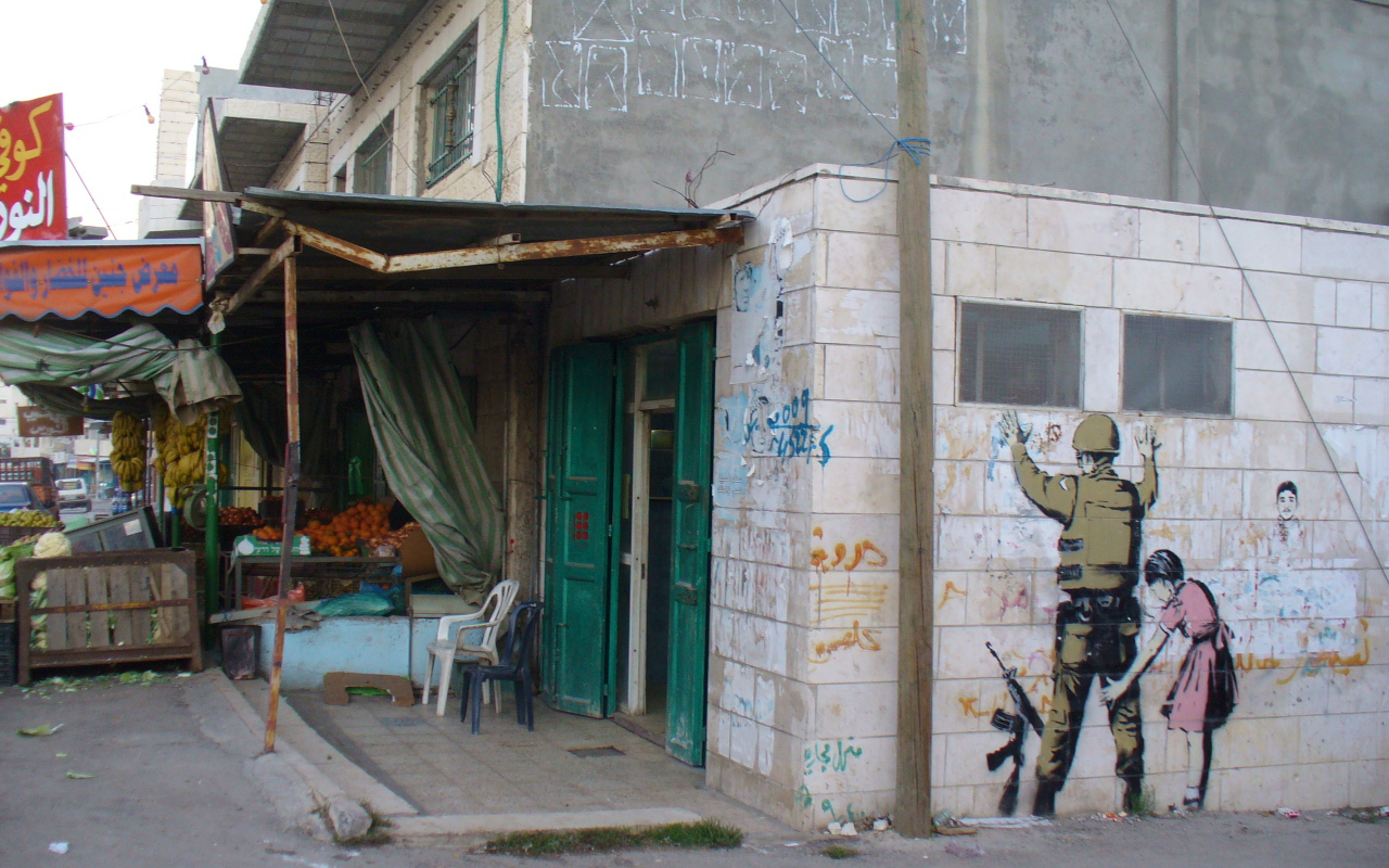 Граффити, военный и девочка, художник Бэнкси