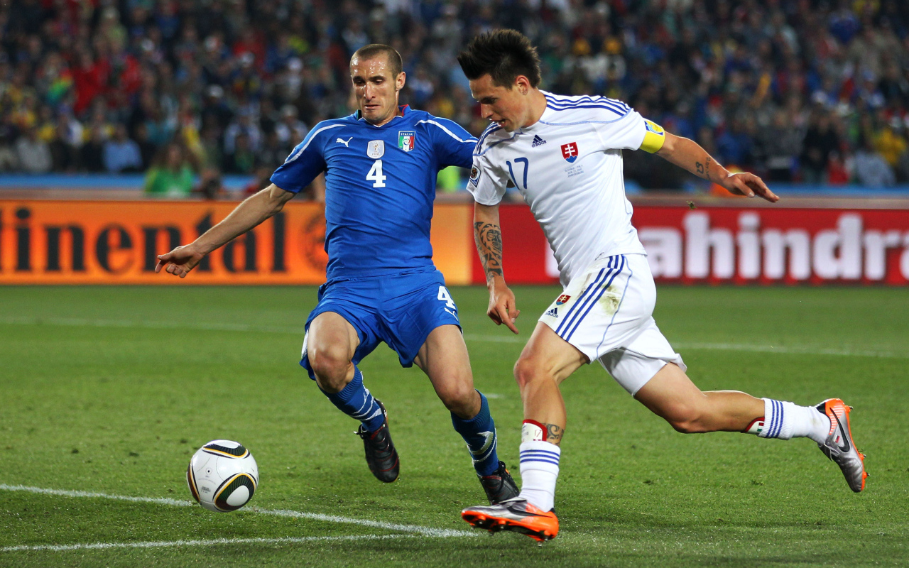 Ювентус Джорджо Кьеллини борется за мяч