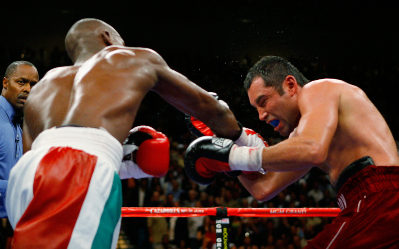 Легендарный боксер Оскар Дела Хойя проигрывает битву