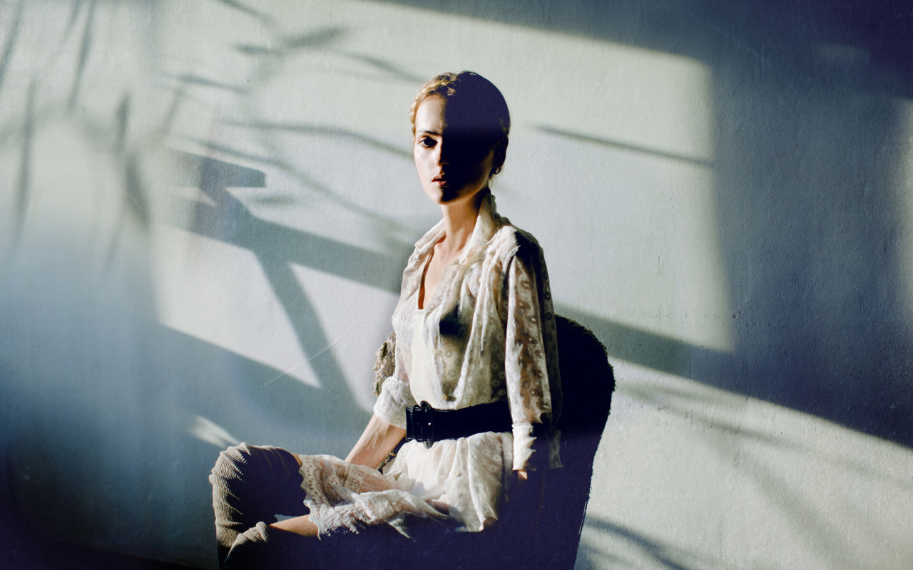 Фотография девушки на фоне белой стены